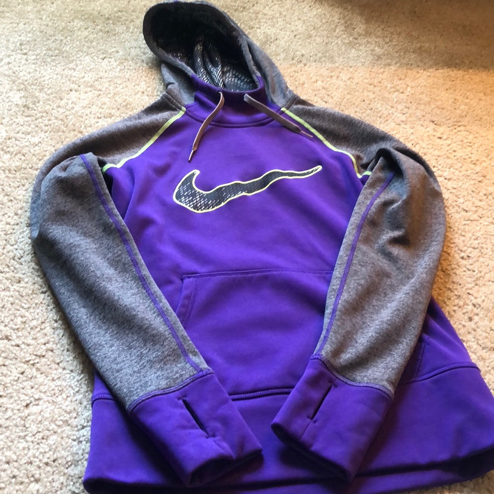NWOT Nike womens therma-fit sweatshirt